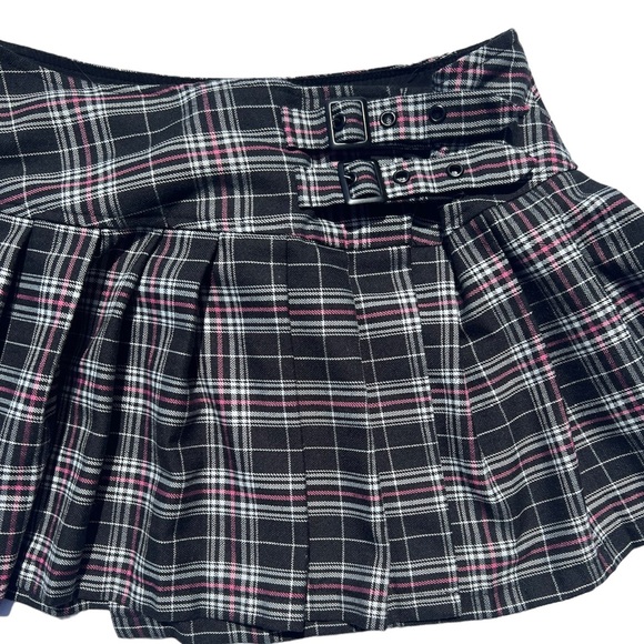 Banned Dark Collection Plaid Pleated Mini Skirt Buckle Detail Black Pink White - Picture 2 of 6